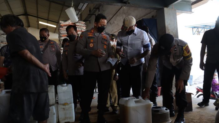 Kapolres Sukoharjo AKBP Wahyu Nugroho Setyawan saat memantau distribusi minyak goreng curah. (foto:Polres Sukoharjo)