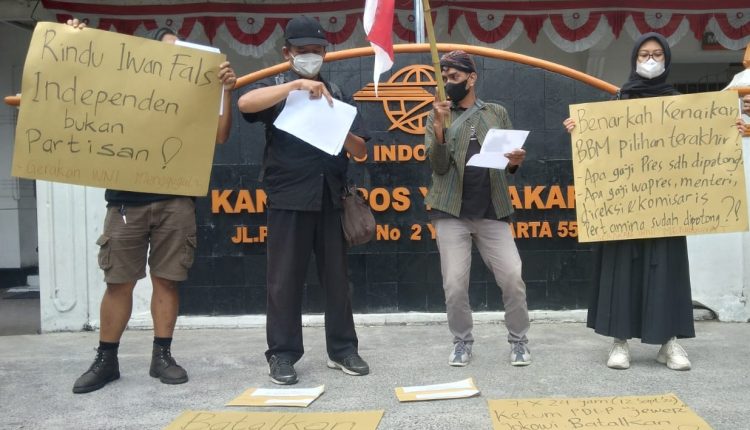 Aktivis Gerakan WNI Menggugat mengirimkan surat ke Megawati dan Iwan Fals memprotes harga BBM naik, Senin (5/9/2022). (foto: Deny Hermawan)