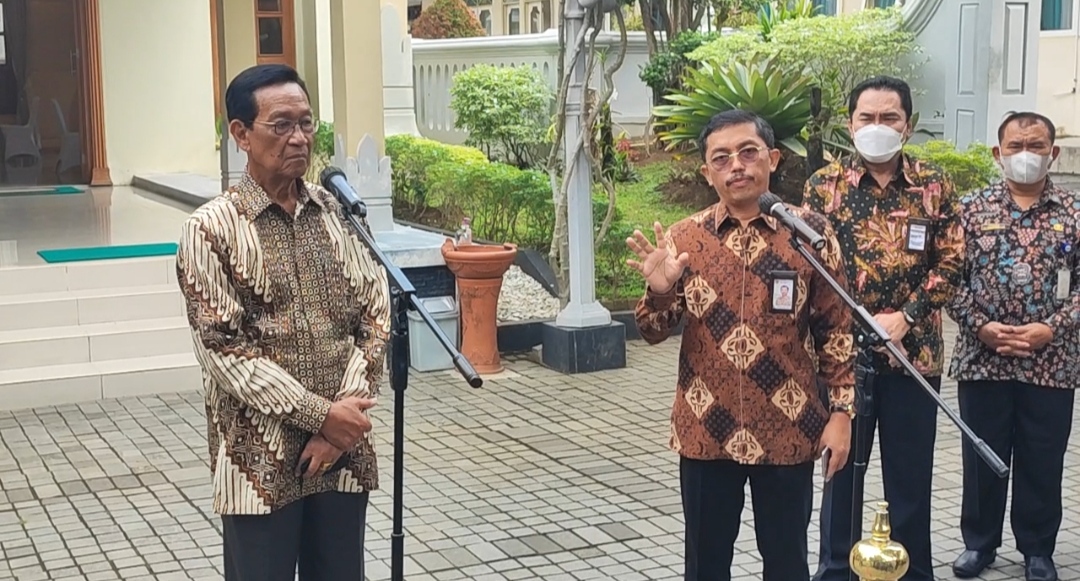 Wakil Kepala BKN, Supranawa Yusuf (kanan) bersama Gubernur DIY Sri Sultan HB X (foto: Deny Hermawan