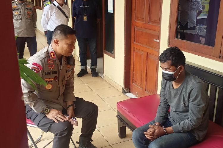 Kapolres Tangerang Selatan AKBP Sarly Sollu saat berkomunikasi dengan S alias B (45) pemerkosa bocah SD saat ditangkap dan dibawa ke kantor polisi pada Selasa (18/10/2022). (foto: ist)