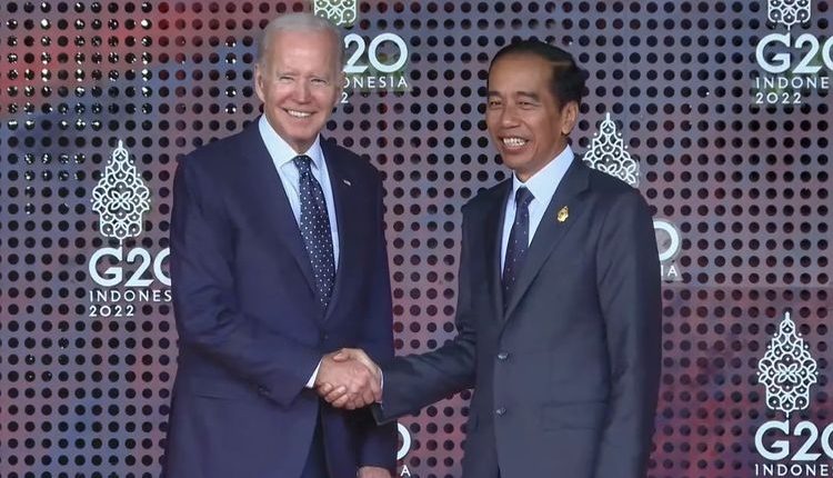 Presiden Jokowi menyambut kedatangan Presiden Amerika Serikat (AS) Joe Biden Hotel The Apurva Kempinski, Nusa Dua, Bali untuk mengikuti pertemuan Konferensi Tingkat Tinggi (KTT) G20 pada Selasa (15/11/2022). (foto: ist)