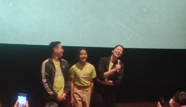 Ernest Prakarsa, Widuri Puteri dan Laura Basuki dalam pemutaran film "Cek Toko Sebelah 2" dilakukan di XXI Jogja City Mall, Sabtu (17/12/2022) - (foto: Deny Hermawan)