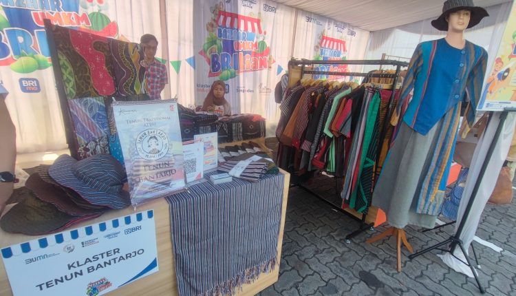 UMKM Tenun Lurik Tradisional Bantarjo di Bazaar UMKM BRILian di BRI Cik Di Tiro Yogyakarta - (foto: Deny Hermawan)