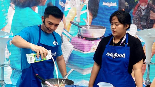 Aksi memasak Nicky Tirta di Rumah Indofood Jakarta Fair Kemayoran (foto: istimewa)