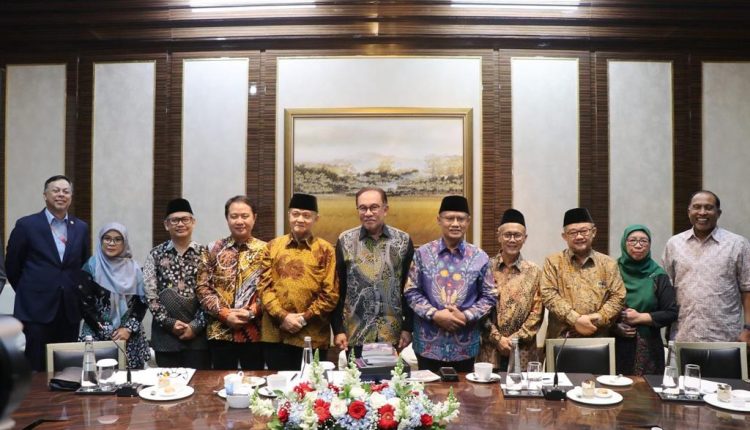 Pertemuan PM Malaysia Anwar Ibrahim dengan pimpinan Muhammadiyah, Senin (4/9/2023) di Jakarta (foto: ist)
